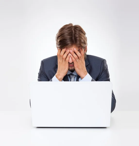 Affärsman och laptop — Stockfoto