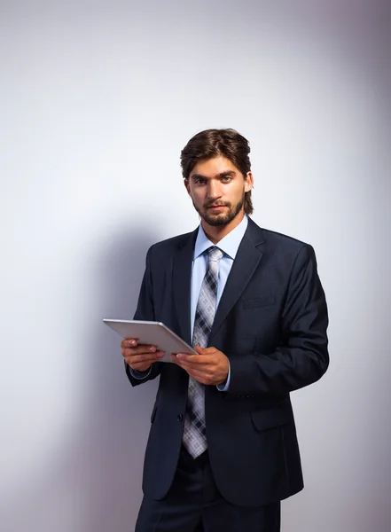 Hombre de negocios sostiene tableta — Foto de Stock