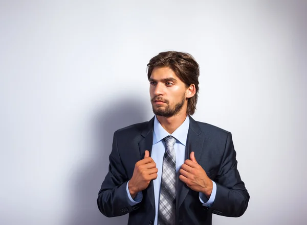 Hombre de negocios mira de lado — Foto de Stock