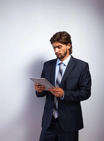Obchodní muž drží tabletu — Stock fotografie