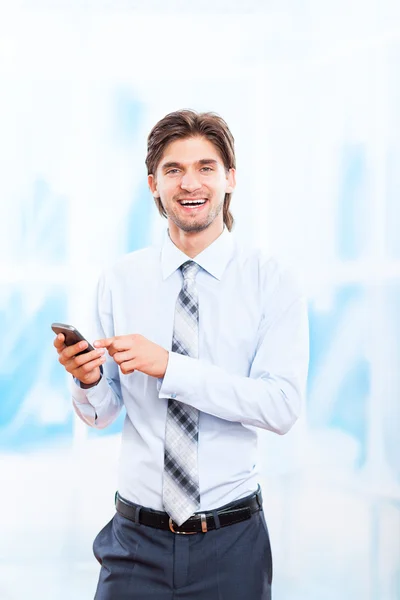 Zakenman die telefoon gebruikt — Stockfoto