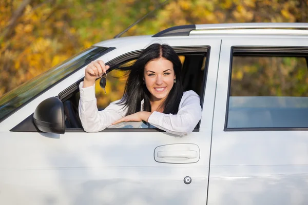 Femme en voiture neuve — Photo