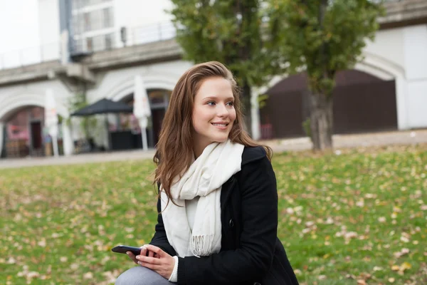 Frau schaut im Park weg — Stockfoto