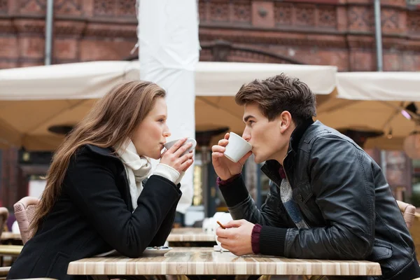 Paar trinkt gemeinsam Kaffee im Freiluftrestaurant — Stockfoto