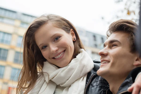 Frau lächelt, während sie mit Mann im Freien sitzt — Stockfoto