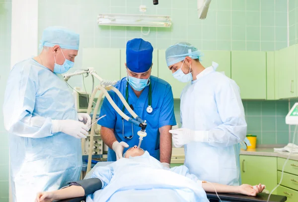 Chirurgie team werkzaam — Stockfoto