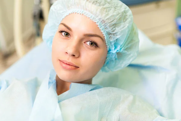 Frau im Krankenhauszimmer — Stockfoto