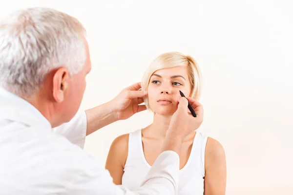 Médico cirujano plástico con paciente — Foto de Stock