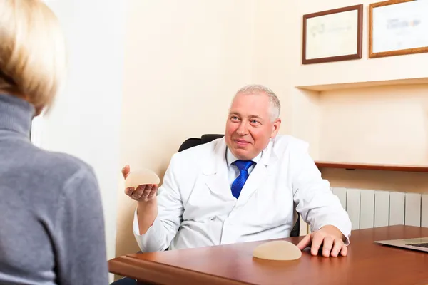 Médecin parlant au patient — Photo