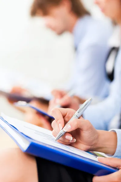 Gente de negocios escribiendo —  Fotos de Stock