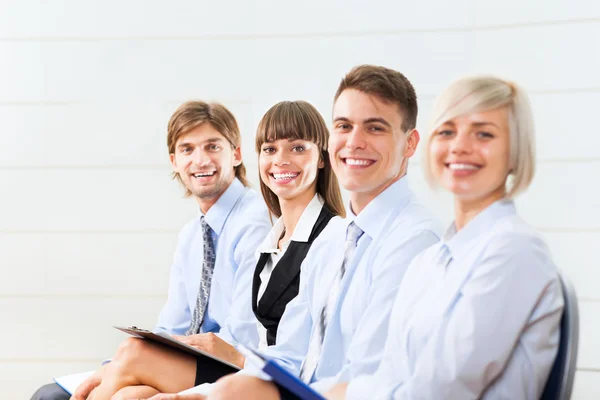 Geschäftsleute sitzen in Reihe — Stockfoto