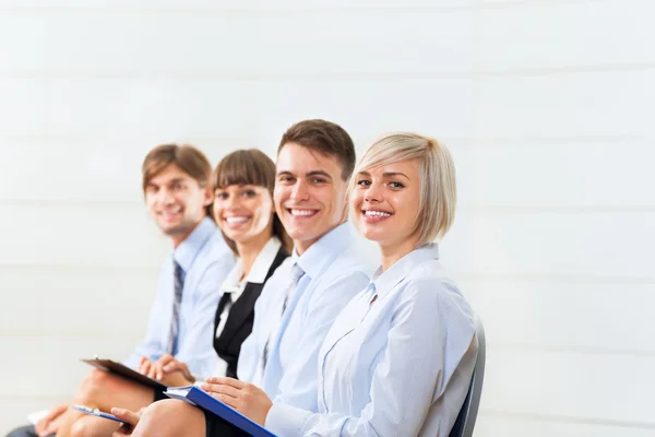 Geschäftsleute sitzen in Reihe — Stockfoto