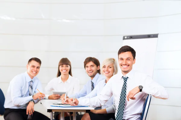 Business folk diskussion på mötet — Stockfoto