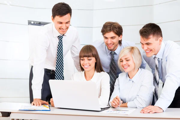 Mensen uit het bedrijfsleven op zoek naar laptop scherm — Stockfoto