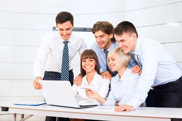 Gente de negocios mirando a la pantalla portátil — Foto de Stock