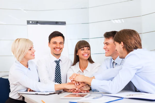 Equipe de empresários em reunião de escritório — Fotografia de Stock