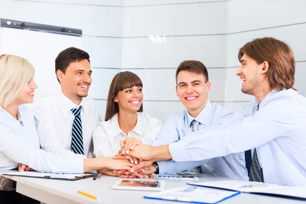Geschäftsleute-Team bei Bürotreffen — Stockfoto