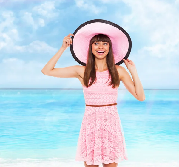 Nő hord rózsaszín ruhában és kalapban — Stock Fotó