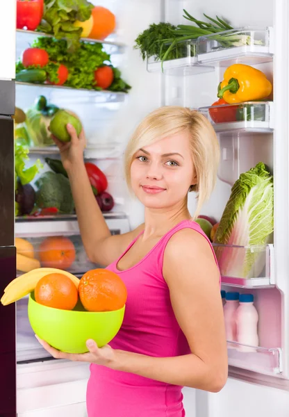 Mujer sostiene frutas — Foto de Stock