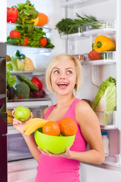 Mujer sostiene frutas — Foto de Stock