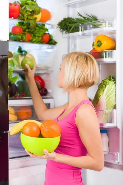 Woman holds fruits — Stock Photo, Image