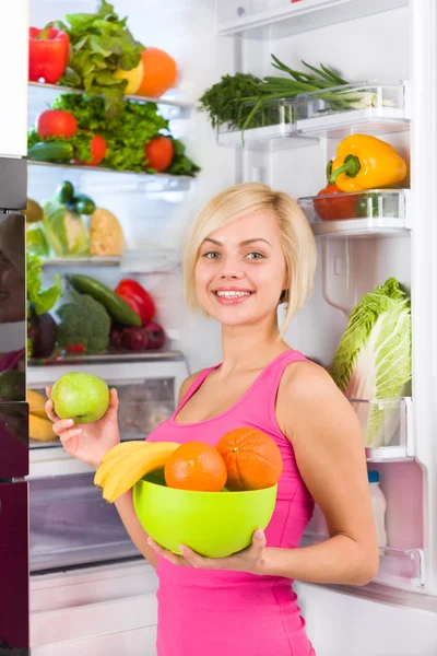 Mujer sostiene frutas — Foto de Stock