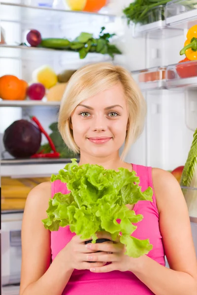 Kadın yeşil salata tutar — Stok fotoğraf