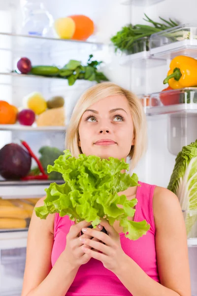 Woman holds green salad — Stock Photo, Image