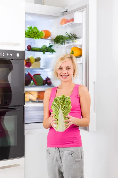 Mujer sosteniendo col verde — Foto de Stock