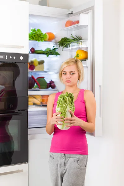 Ongelukkig vrouw met groene kool — Stockfoto