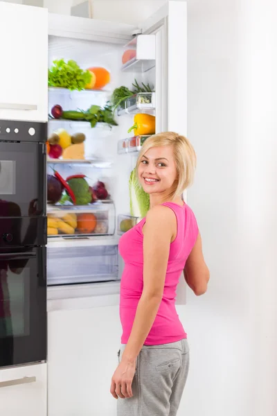 Mujer abrir refrigerador puerta — Foto de Stock