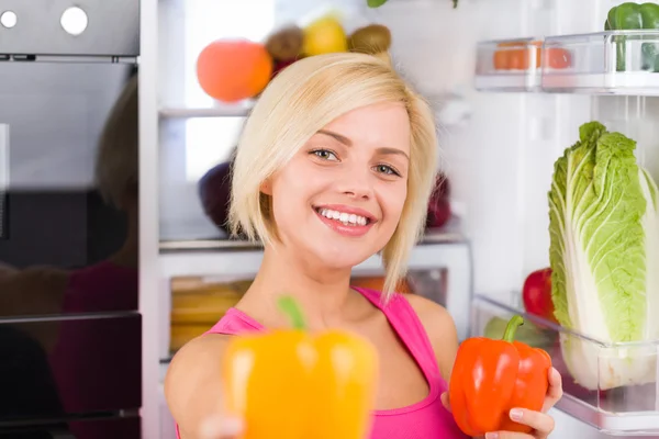 Girl holds pepper — Stock Photo, Image