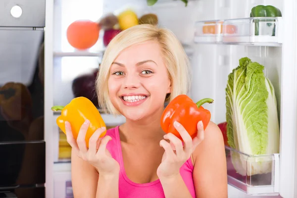 Girl holds pepper — Stock Photo, Image