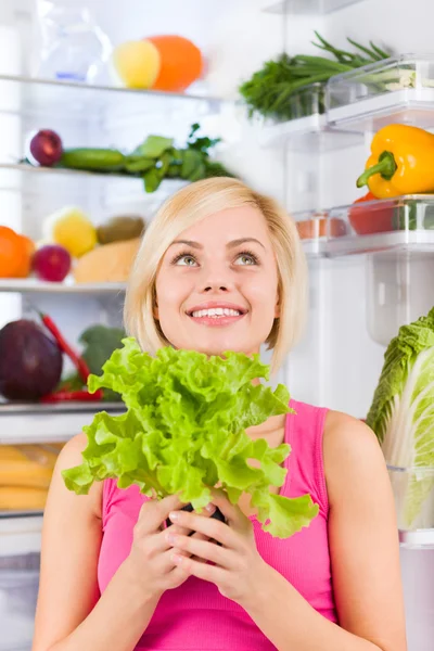 Woman holds fresh salad — Stock Photo, Image