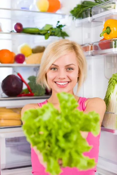 Mulher segura salada fresca — Fotografia de Stock