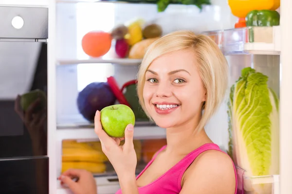 Frau hält frischen grünen Apfel in der Hand — Stockfoto