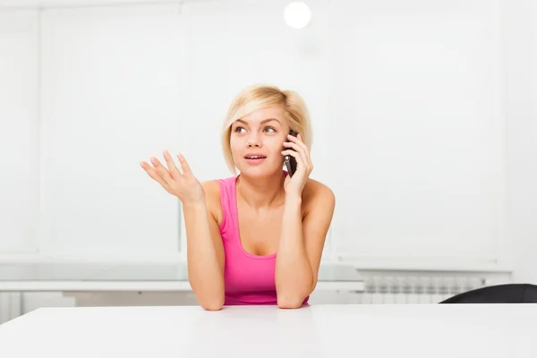 Woman using phone — Stock Photo, Image