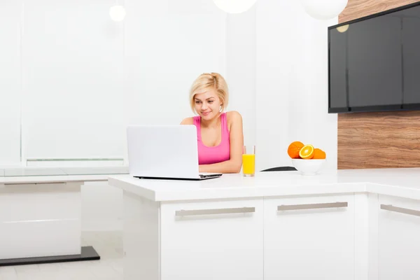 Mulher com laptop — Fotografia de Stock