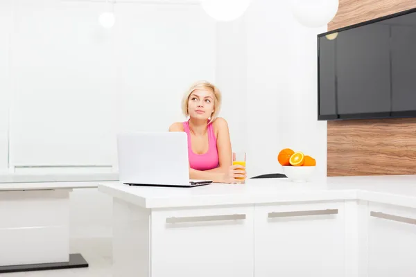 Woman with laptop — Stock Photo, Image