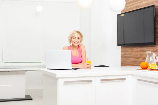 Vrouw met laptop — Stockfoto