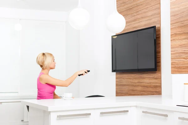 Frau vor dem Fernseher — Stockfoto