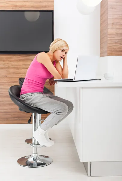 Boos vrouw met laptop — Stockfoto