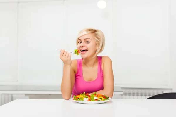 Mujer comiendo ensalada fresca vegetal — Foto de Stock