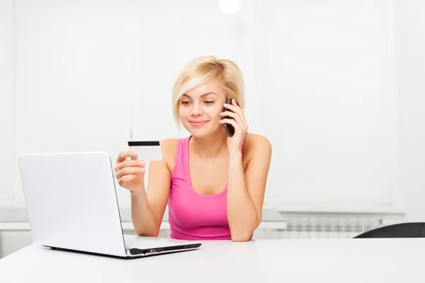 Frau beim Online-Shopping — Stockfoto