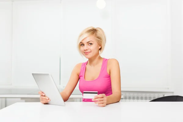 Mulher segurando cartão de crédito com tablet — Fotografia de Stock