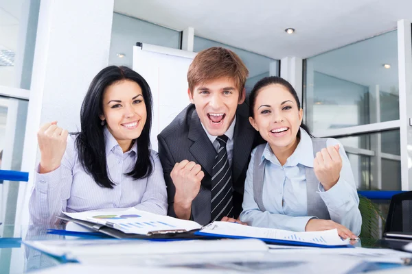 Grupo de empresarios entusiasmados — Foto de Stock