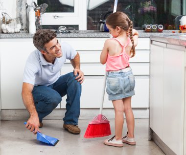 Baba ve kızı mutfakta temizlik