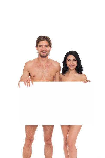 Pareja en trajes de baño mostrando tablero en blanco — Foto de Stock