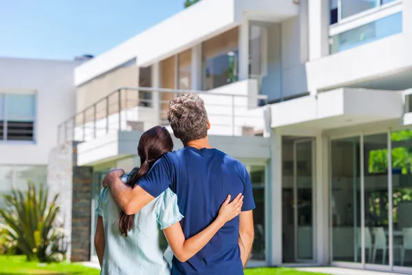 Familie in big house — Stockfoto