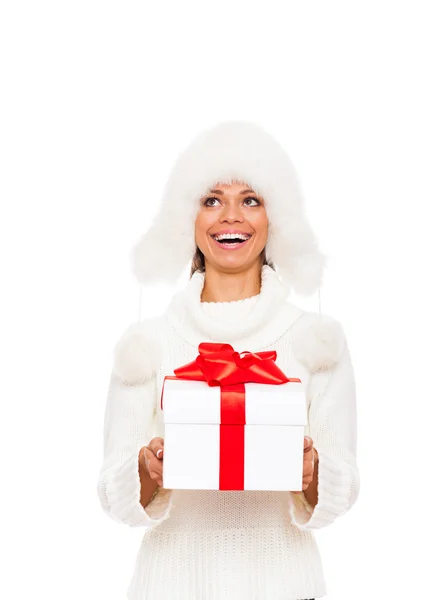 Mujer de Navidad sosteniendo caja de regalo — Foto de Stock